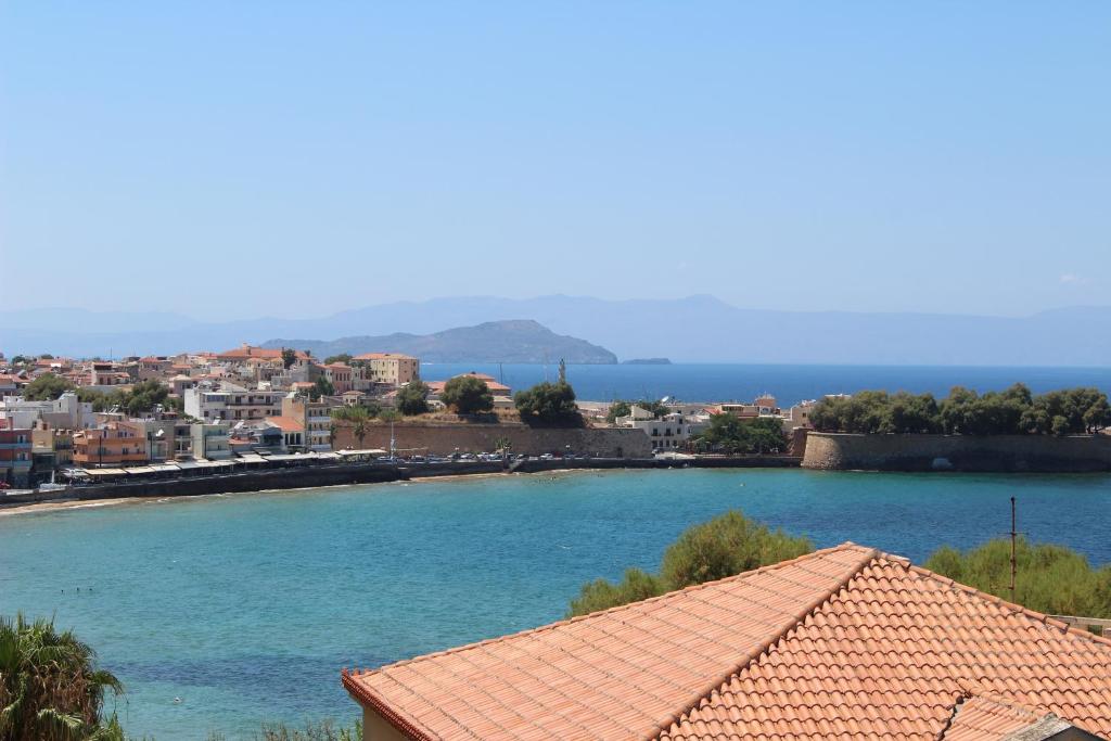 Blick auf einen Strand mit blauem Wasser und Gebäuden in der Unterkunft Central luxurious Apartment with sea view! in Chania