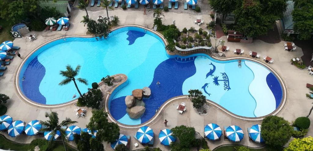 einen Blick über den Pool eines Resorts in der Unterkunft Grand Jomtien Palace Hotel - SHA Extra Plus in Jomtien Beach