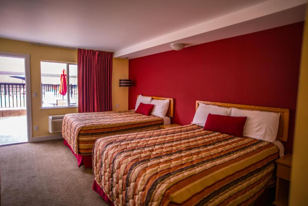 Postel nebo postele na pokoji v ubytování Sahara Courtyard Inn Penticton