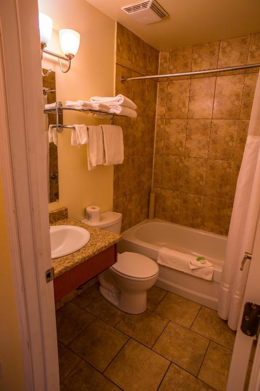Koupelna v ubytování Sahara Courtyard Inn Penticton