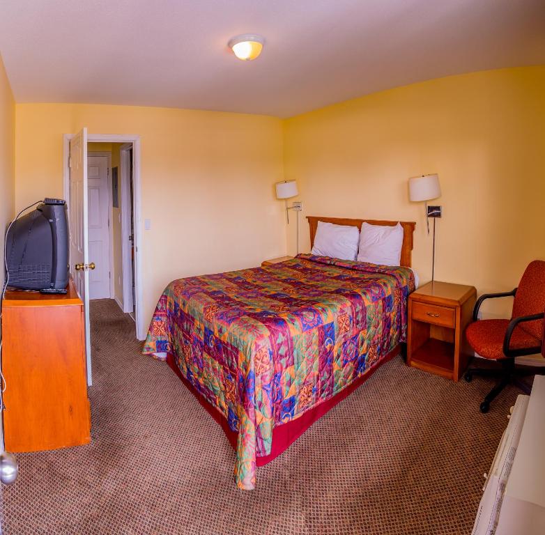 Postel nebo postele na pokoji v ubytování Sahara Courtyard Inn Penticton