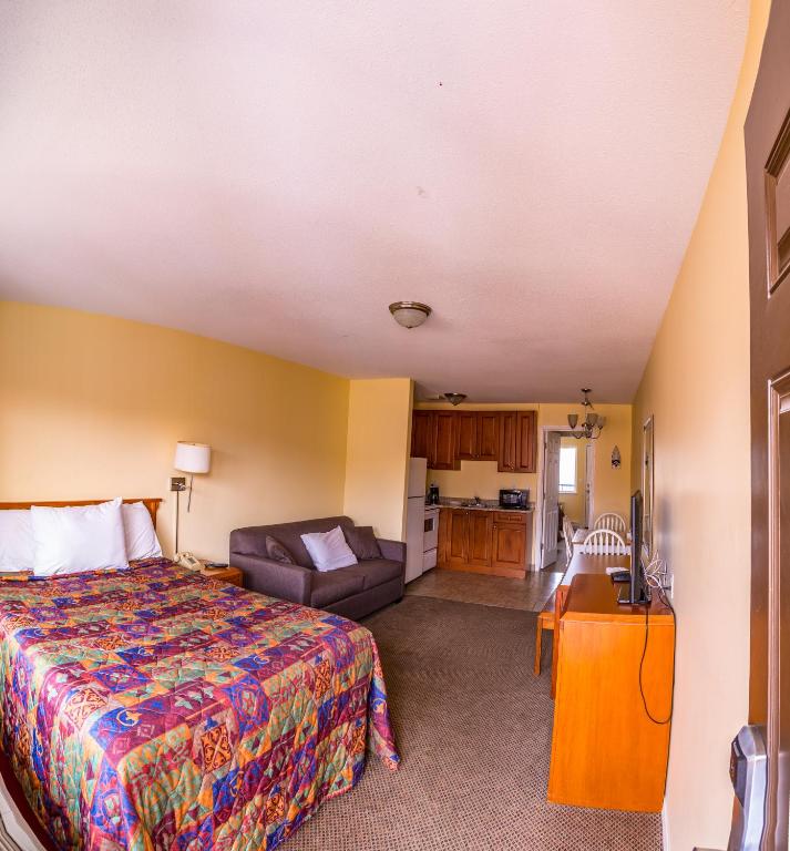 Postel nebo postele na pokoji v ubytování Sahara Courtyard Inn Penticton