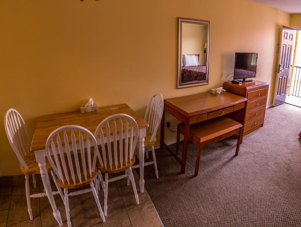 TV a/nebo společenská místnost v ubytování Sahara Courtyard Inn Penticton