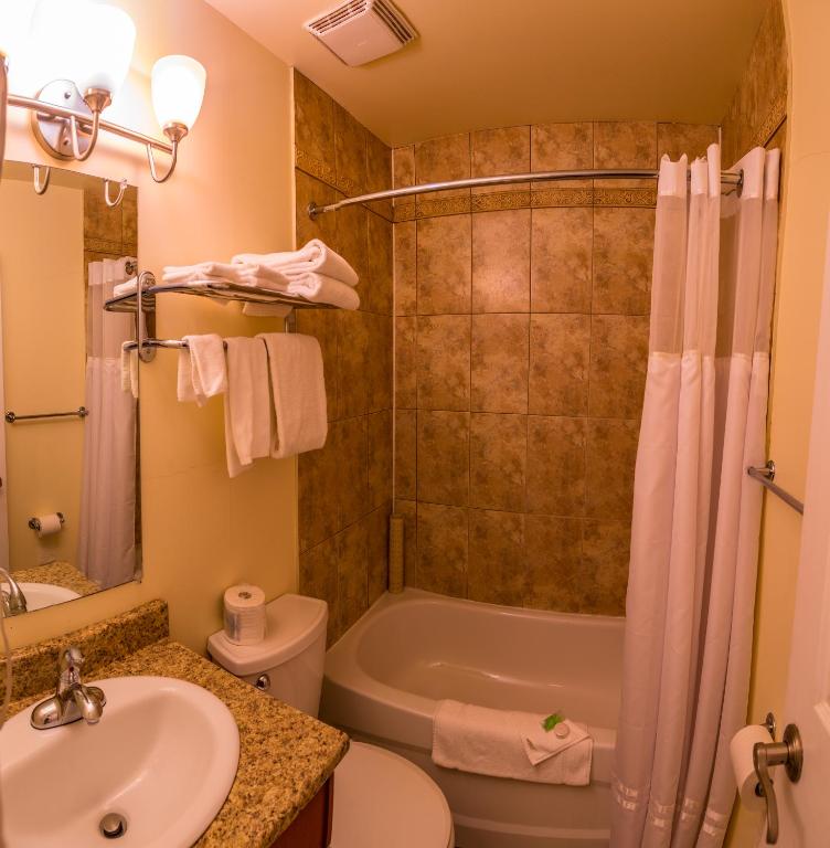 Koupelna v ubytování Sahara Courtyard Inn Penticton