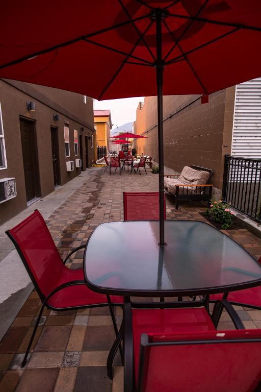Patio nebo venkovní prostory v ubytování Sahara Courtyard Inn Penticton