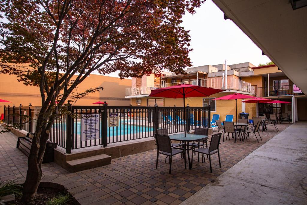 Bazén v ubytování Sahara Courtyard Inn Penticton nebo v jeho okolí