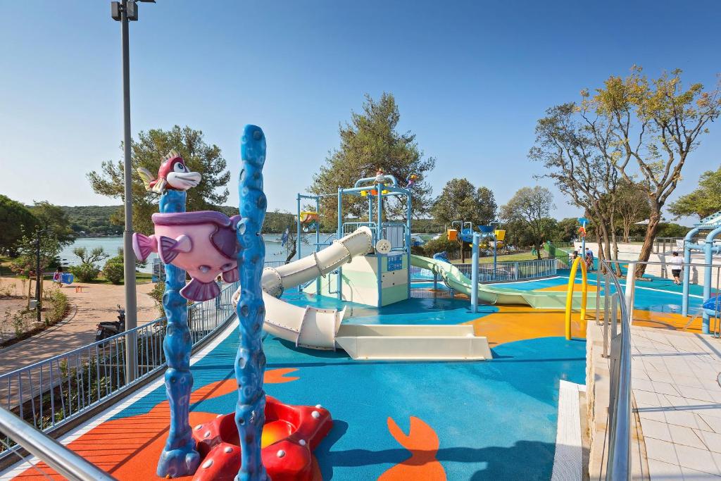 Basen w obiekcie Maistra Camping Veštar Mobile homes lub w pobliżu