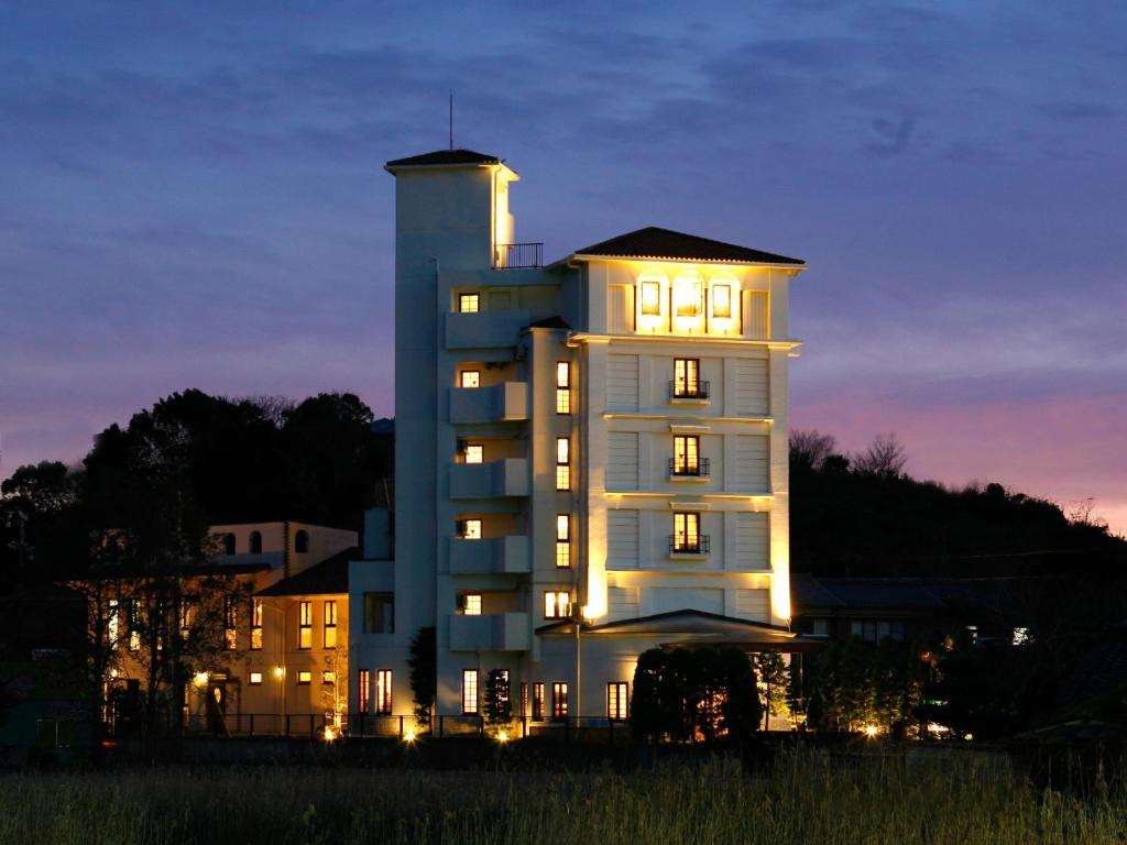 志摩的住宿－Bishoku no Kakurega Provence，前面有灯的白色大建筑