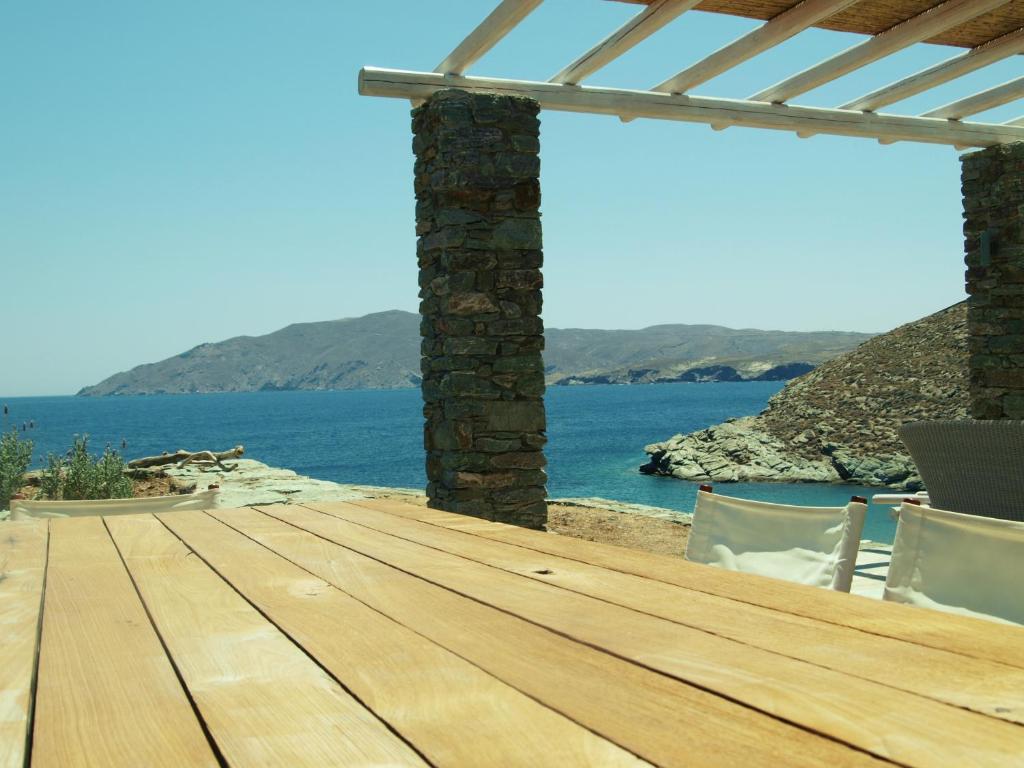 una terraza de madera con vistas al océano en Almyra Yellow Villa en Kithnos