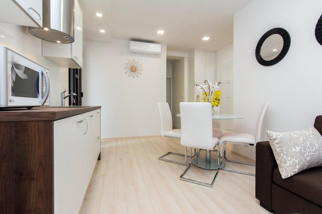 Kuchyňa alebo kuchynka v ubytovaní Eden Apartments