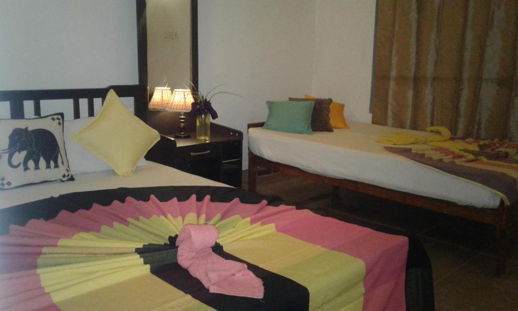 Postel nebo postele na pokoji v ubytování River Retreat Sigiriya