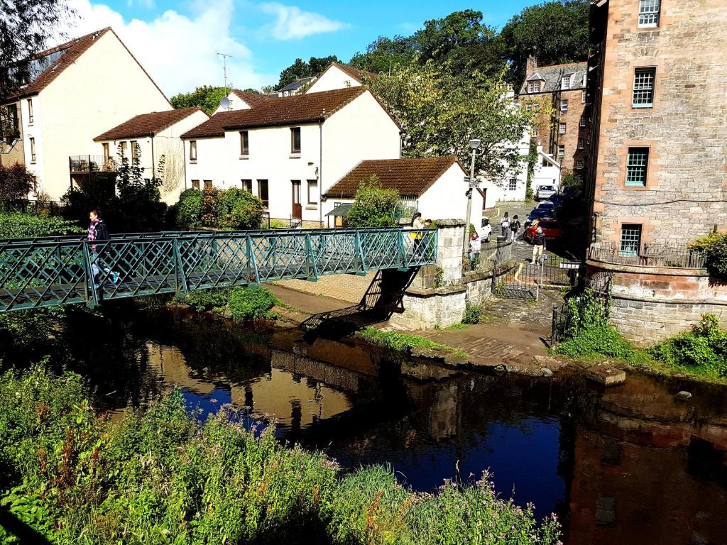 Dean Village - Lovely 2 bed in picturesque Dean Village with balcony and private parking