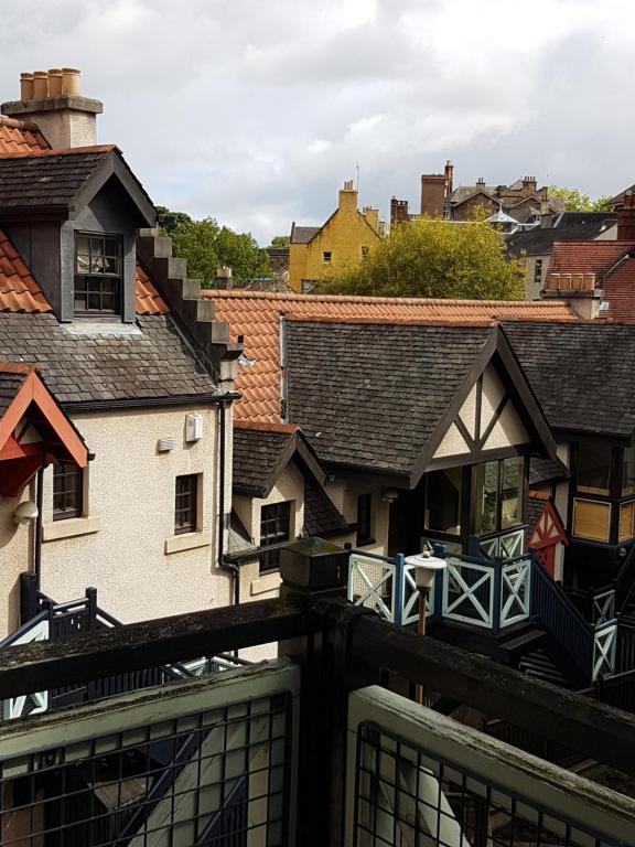 Dean Village - Lovely 2 bed in picturesque Dean Village with balcony and private parking