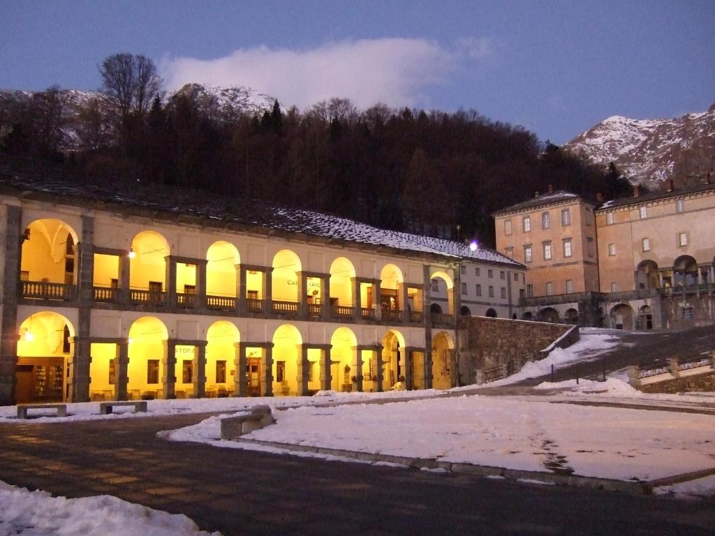 Nespecifikovaný výhled na hory nebo výhled na hory při pohledu z hostelu