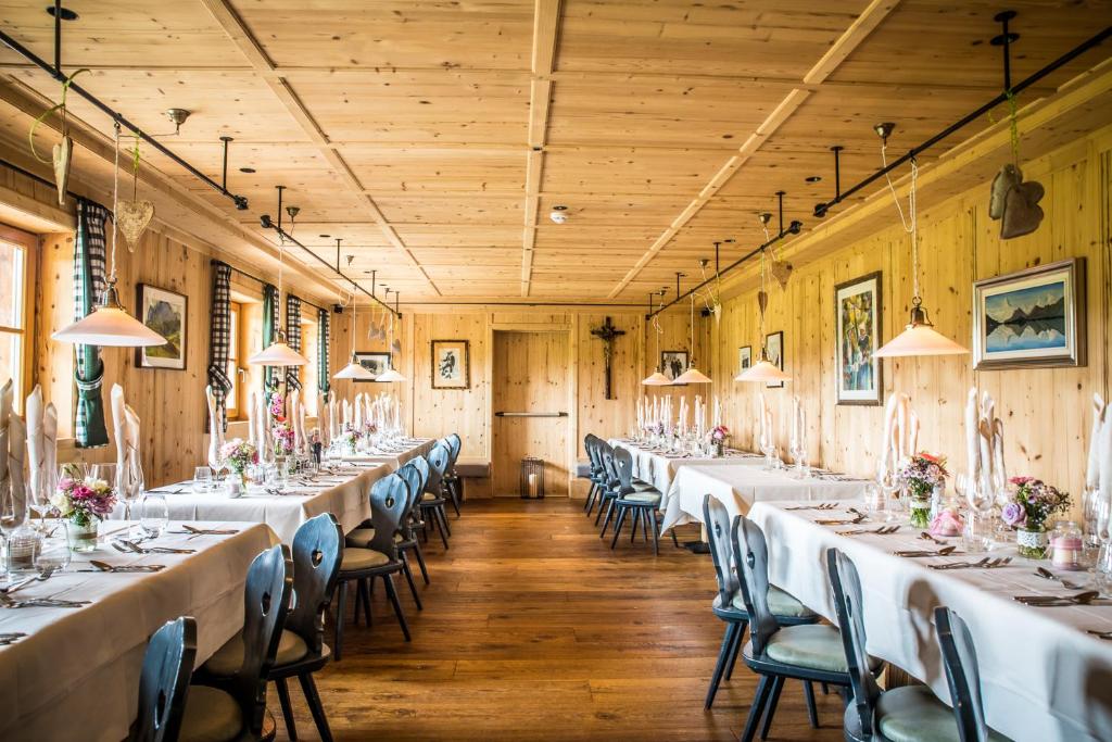 Reštaurácia alebo iné gastronomické zariadenie v ubytovaní Dolomites Living Hotel Tirler