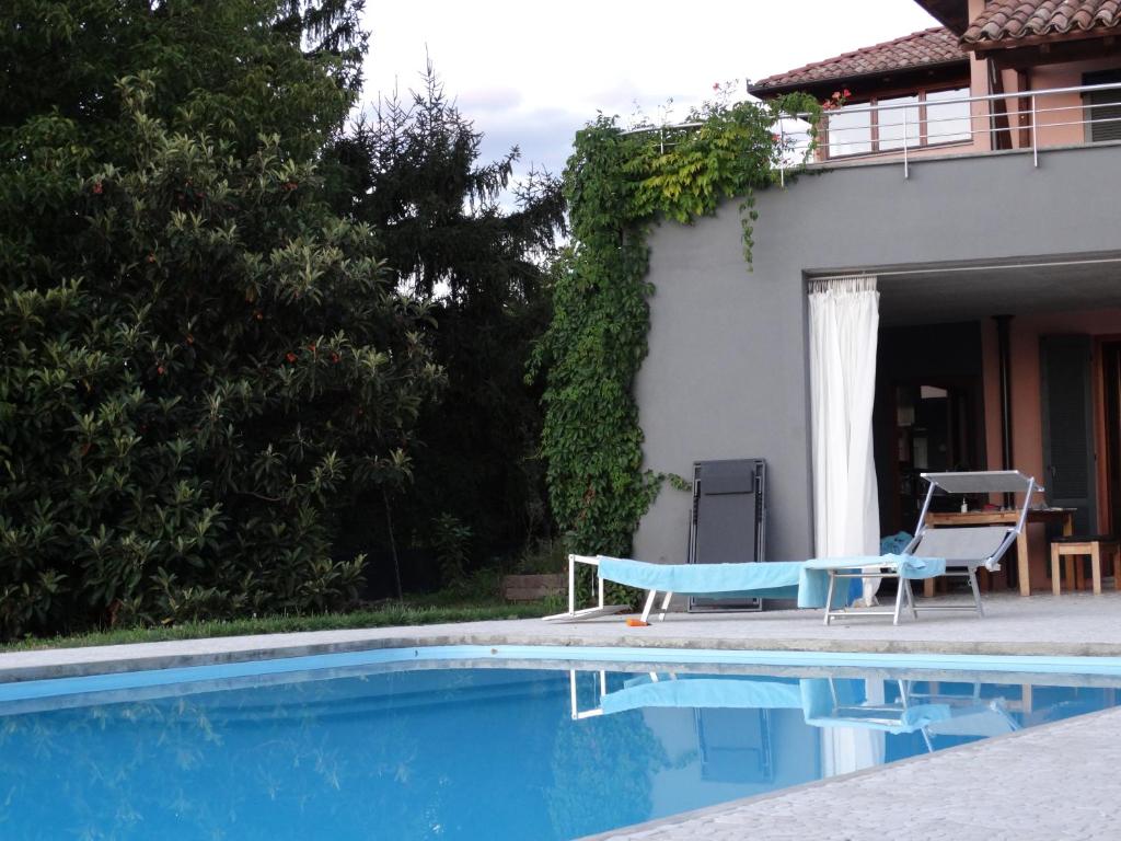 Bazén v ubytování Villa Architetti Piemonte, Entire Private Villa with Infinity Pool and Poolhouse, 5 bedroom, six bathroom perfect for families and friends nebo v jeho okolí