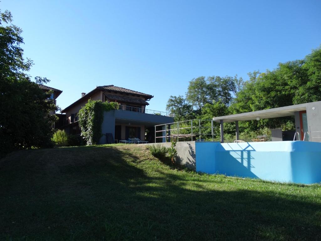 Bazén v ubytování Villa Architetti Piemonte, Entire Private Villa with Infinity Pool and Poolhouse, 5 bedroom, six bathroom perfect for families and friends nebo v jeho okolí