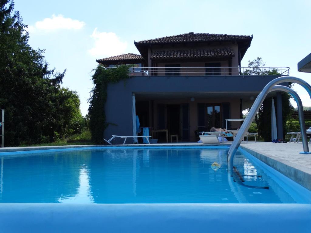 Bazén v ubytování Villa Architetti Piemonte, Entire Private Villa with Infinity Pool and Poolhouse, 5 bedroom, six bathroom perfect for families and friends nebo v jeho okolí
