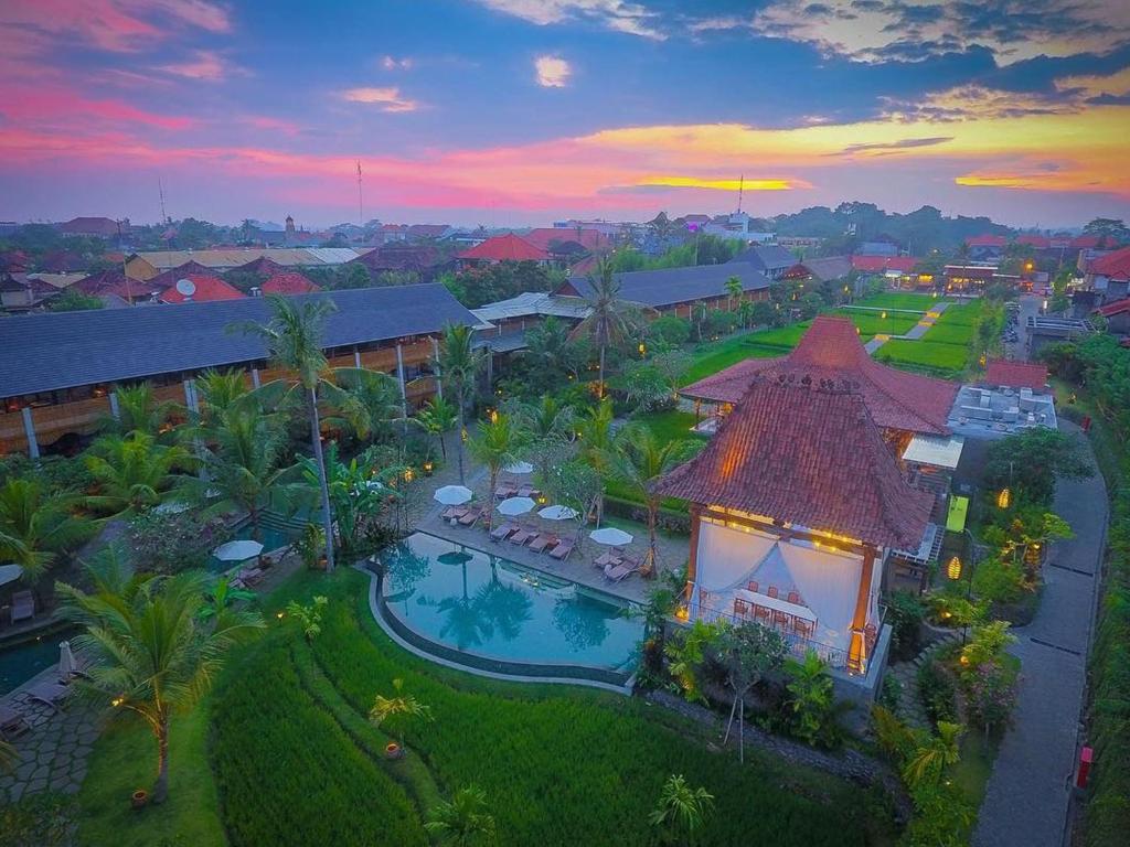 Alaya Resort Ubud في أوبود: اطلالة جوية على منزل مع مسبح