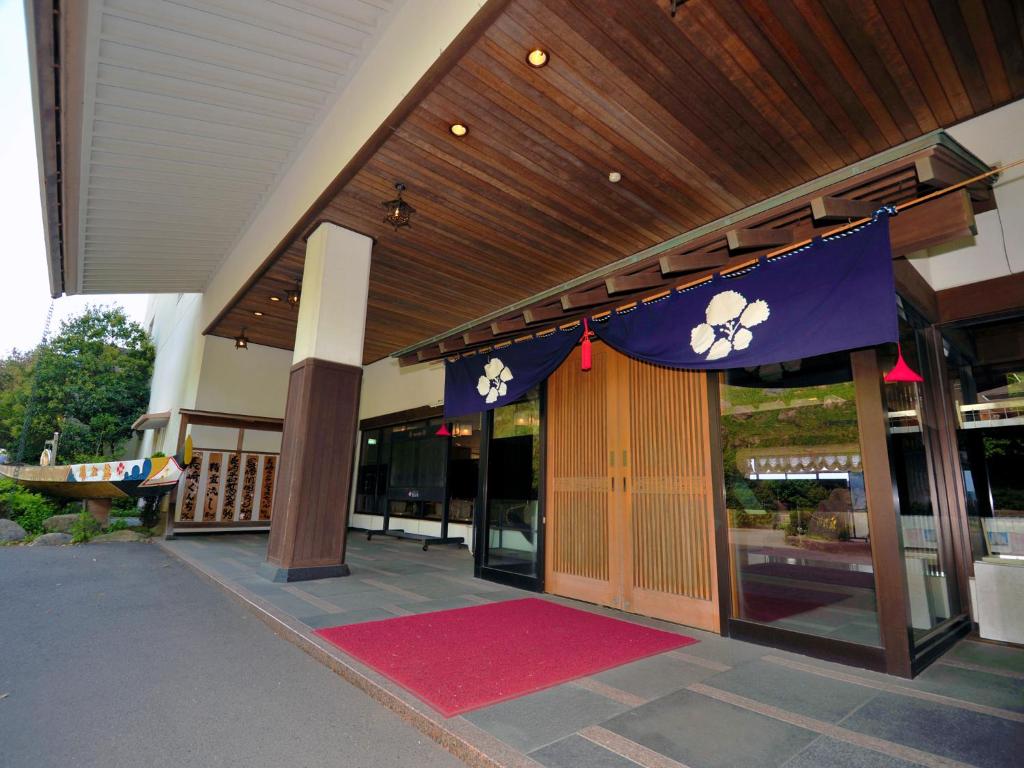 長崎市にあるにっしょうかん 新館 梅松鶴の旗付き建物入口