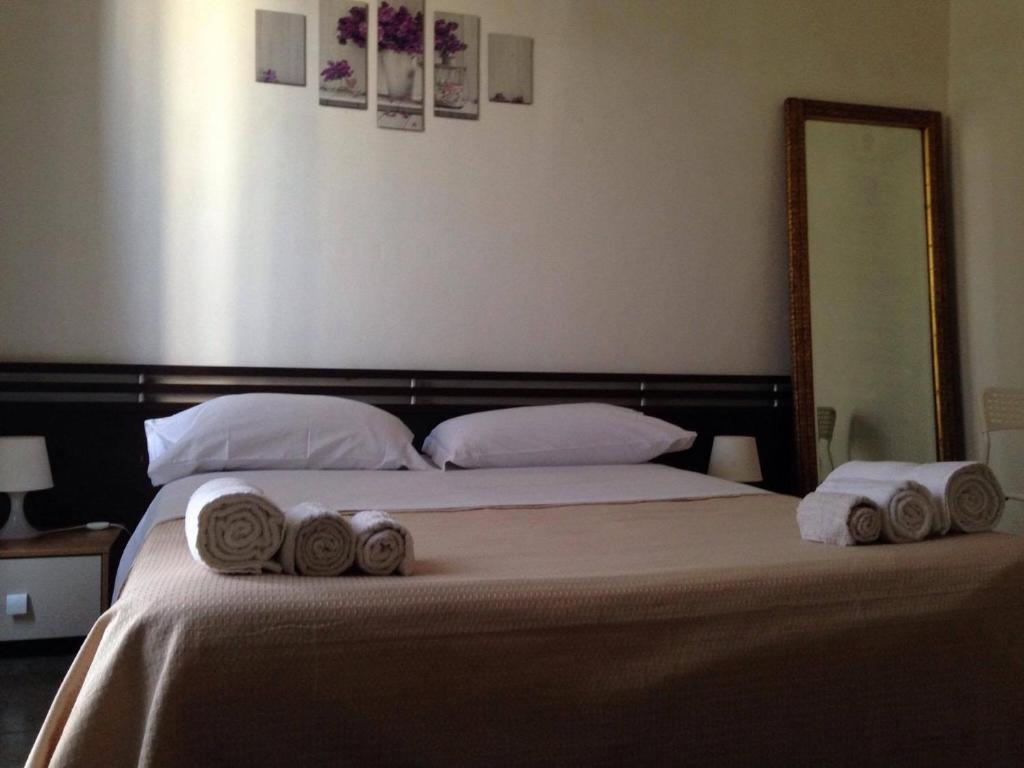 レッジョ・ディ・カラブリアにあるB&B RC DOMVSのベッドルーム1室(ベッド1台、タオル2枚付)