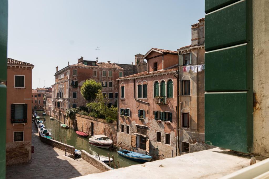 7 WINDOWS ON VENICE - Two-Bedroom Apartment