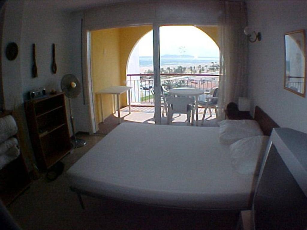 エンプリアブラバにある021 Estudio Bahiaのベッドルーム1室(ベッド1台付)が備わります。バルコニーの景色を望めます。