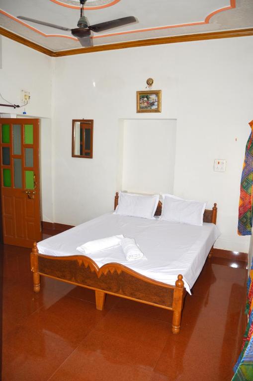 Postel nebo postele na pokoji v ubytování Gajanand Guest House