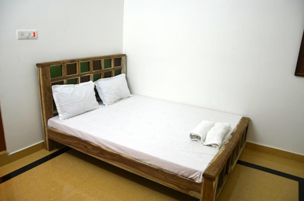 1 cama en una habitación con 2 almohadas en Gajanand Guest House, en Jaisalmer
