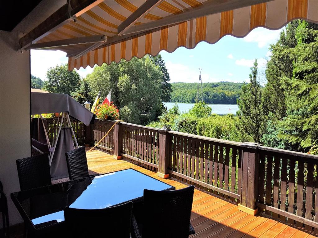 patio con tavolo e sedie su una terrazza di Apartament Kaszubski a Ostrzyce