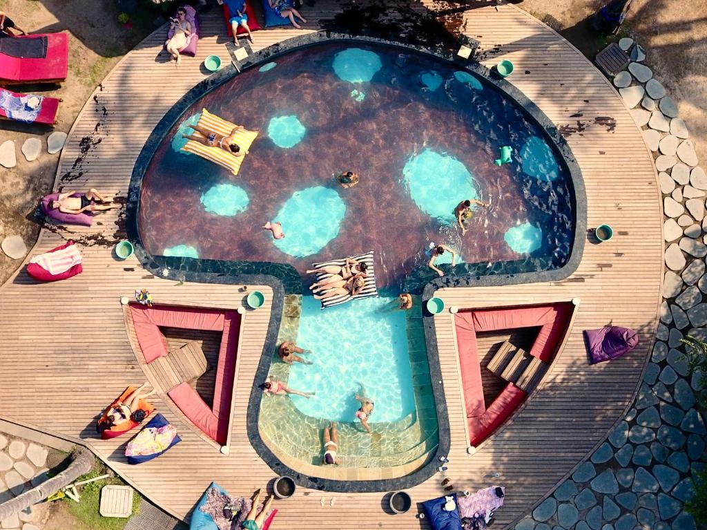 an overhead view of a swimming pool with people in it at Begadang in Gili Air