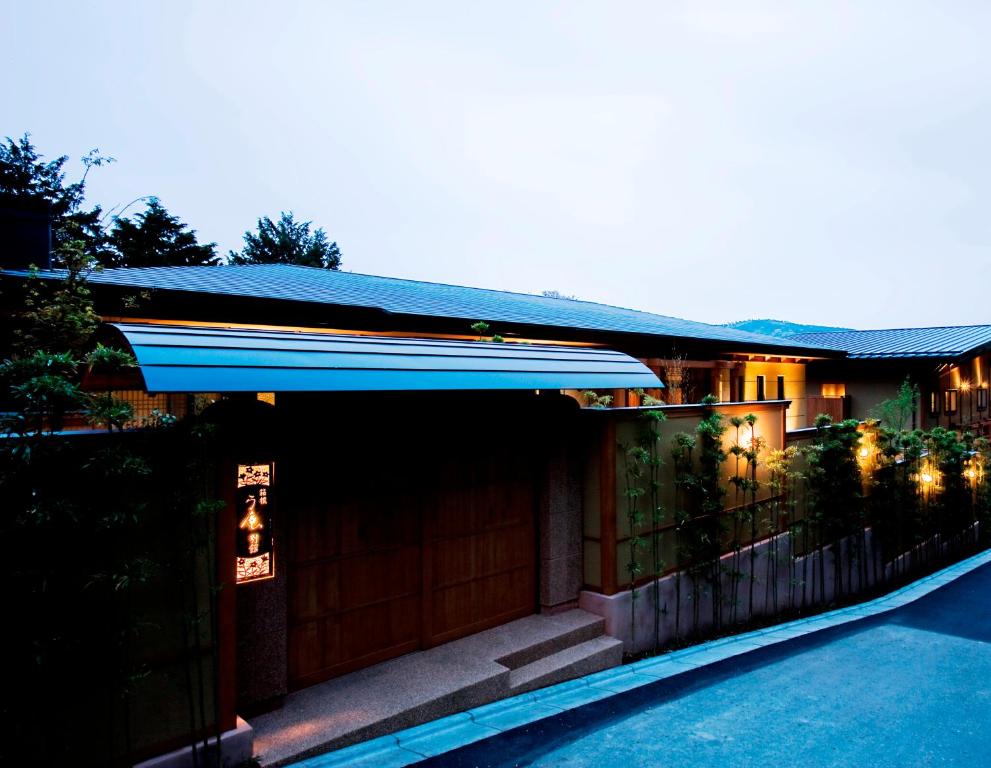 un bâtiment avec une enseigne sur sa façade dans l'établissement Hakone Kyuan, à Hakone