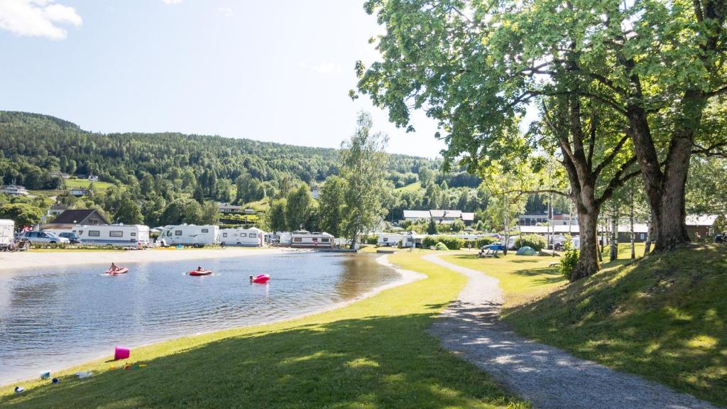 Une rivière avec des gens en bateau dans l'eau dans l'établissement Beverøya Hytteutleie og Camping, à Bø