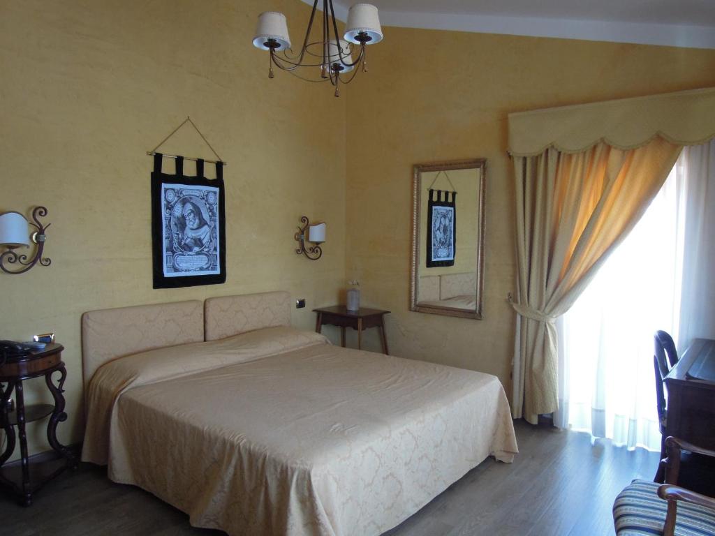 Un pat sau paturi într-o cameră la Hotel Sant'Agostino