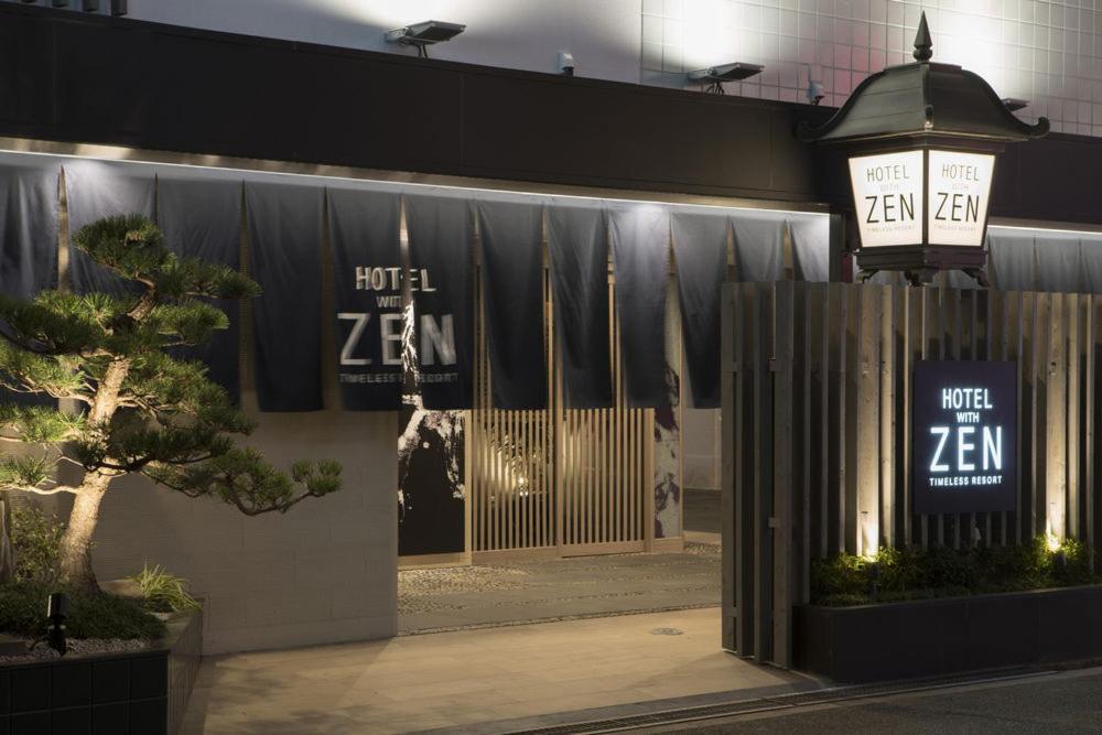 un frente de tienda con un reloj delante en Hotel Zen (Adult Only), en Osaka