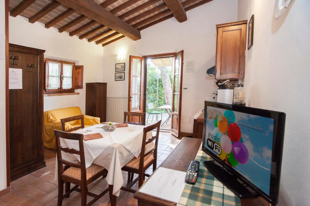 Telewizja i/lub zestaw kina domowego w obiekcie Garden Relais Le Fontanelle