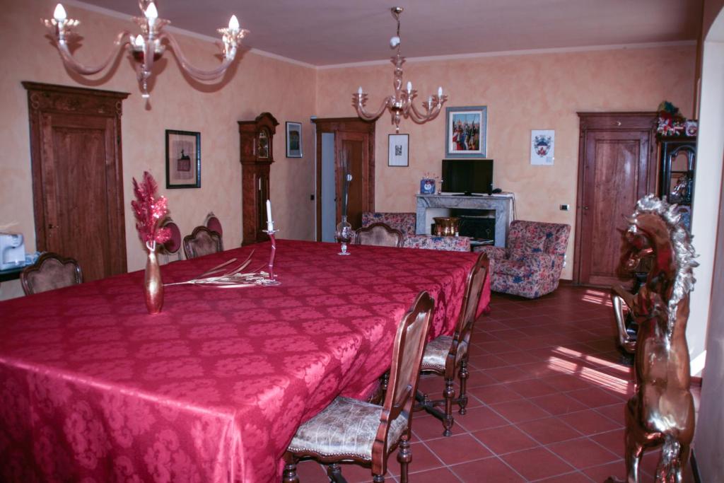 una sala da pranzo con tavolo e sedie rosa di Antica Cittadella B&B ad Arezzo