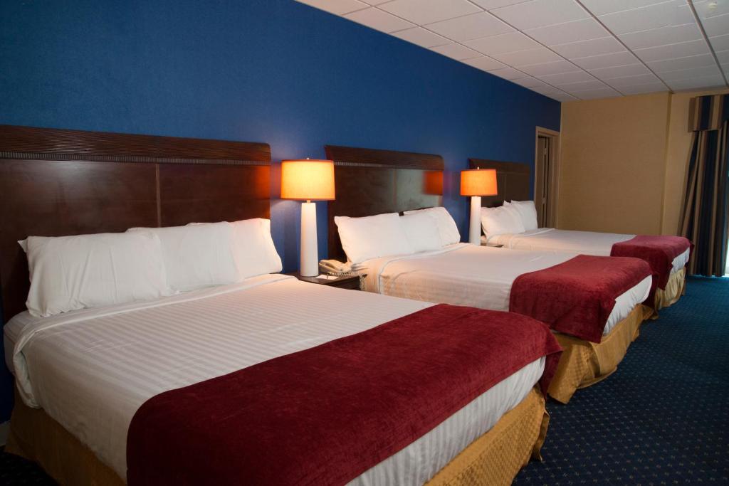 Hampton Falls Inn - 3 Queen Suite