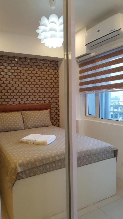 マニラにあるBreeze Residences by CS Luxeのベッドルーム(二段ベッド1組、窓付)