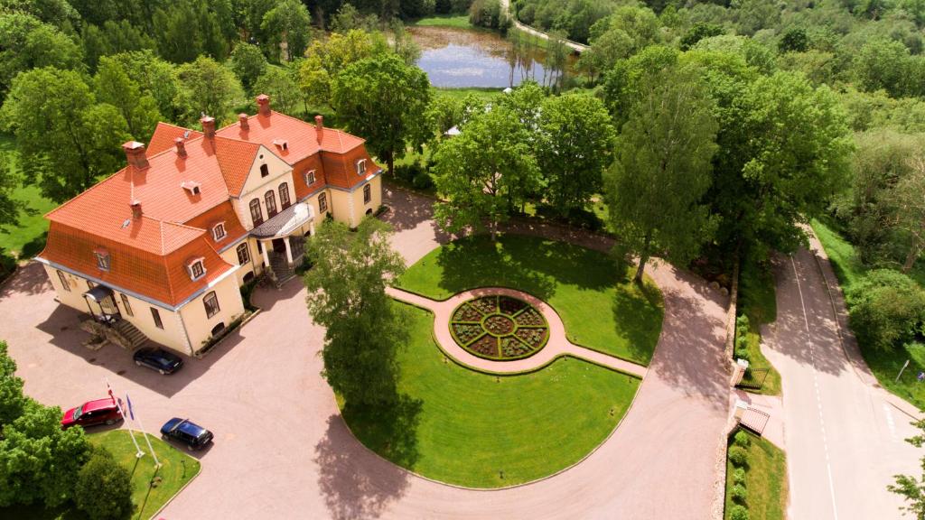 una vista aerea di una grande casa con un ampio cortile di Liepupe Manor a Liepupe