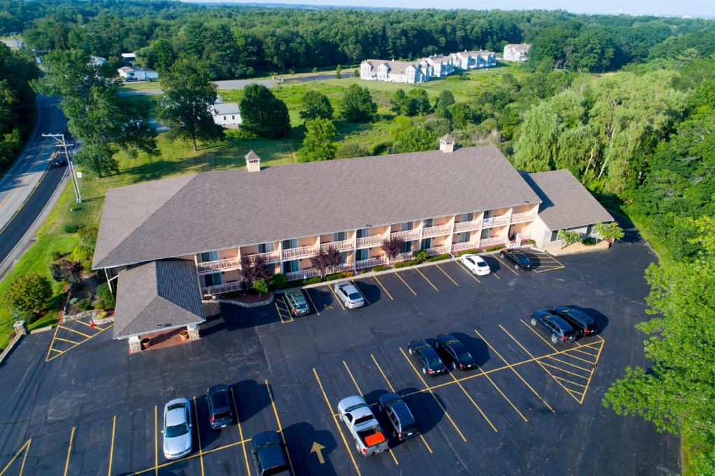 d'une vue de tête sur un hôtel avec un parking. dans l'établissement Hampton Falls Inn, à Hampton Falls