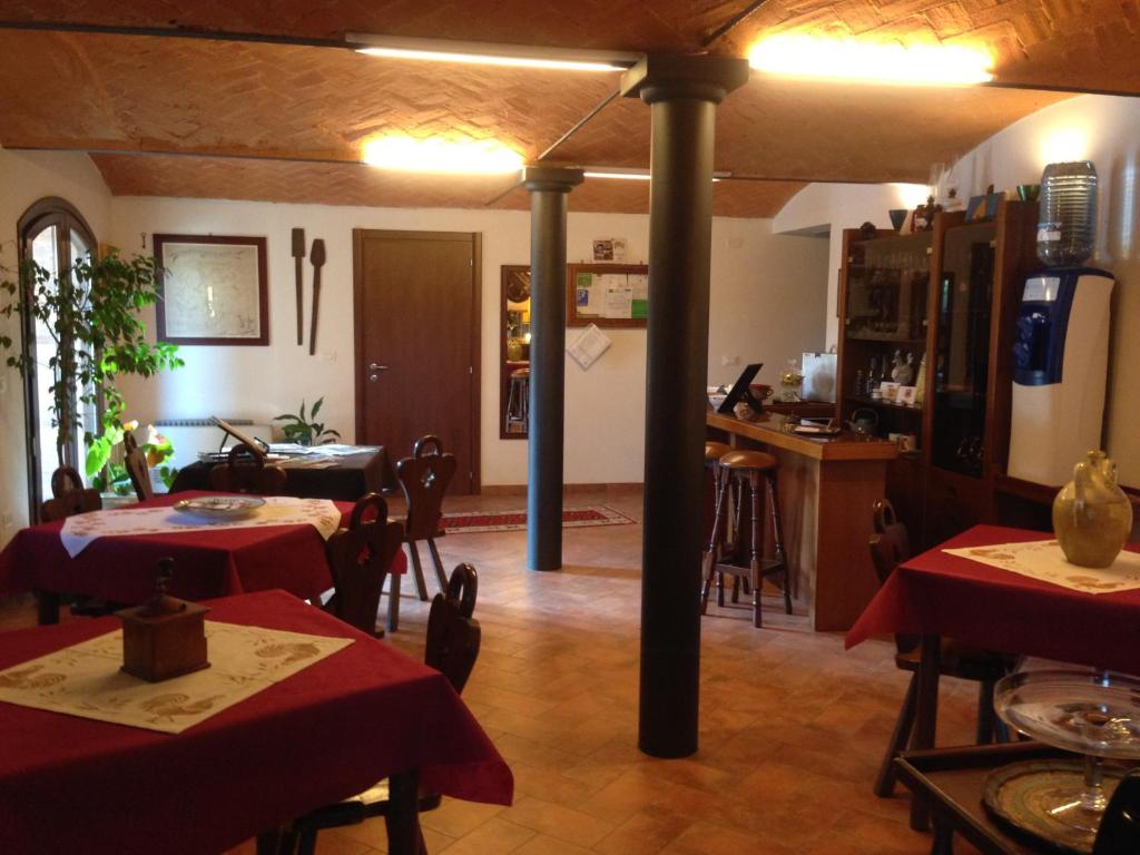 ein Restaurant mit 2 Tischen und eine Küche in einem Zimmer in der Unterkunft Agriturismo Olianina in Villa Poma