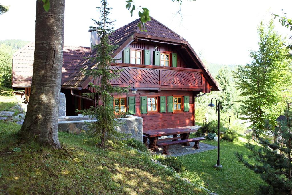 Padeški Vrh的住宿－Natural Wooden Sweetheart，前面设有长凳的小木房子