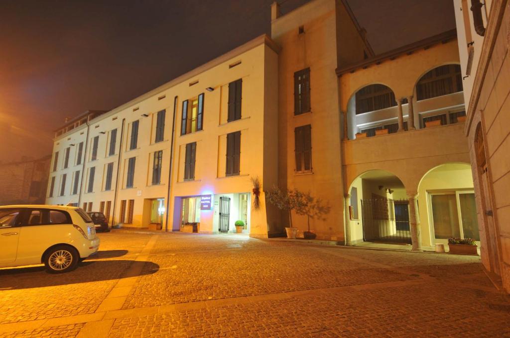Budova, kde se hotel nachází