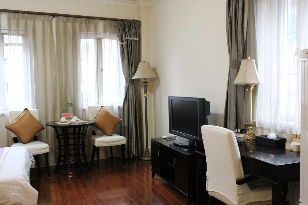 Televisi dan/atau pusat hiburan di Ladoll Service Apartments