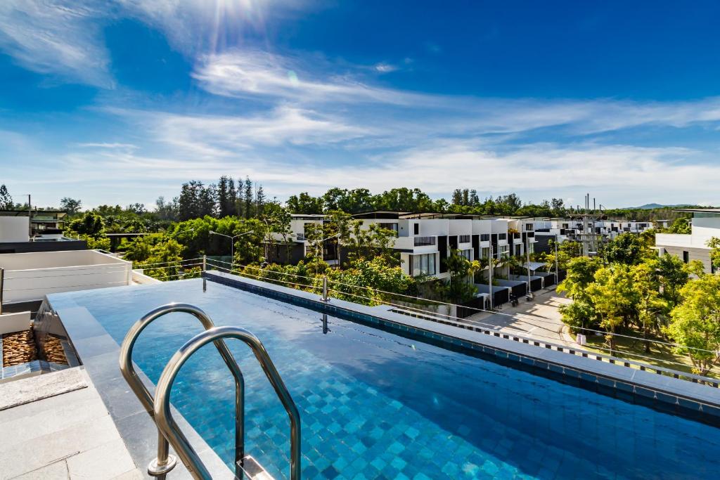 邦濤海灘的住宿－Laguna Park Villa with rooftop pool by Lofty，建筑物屋顶上的游泳池