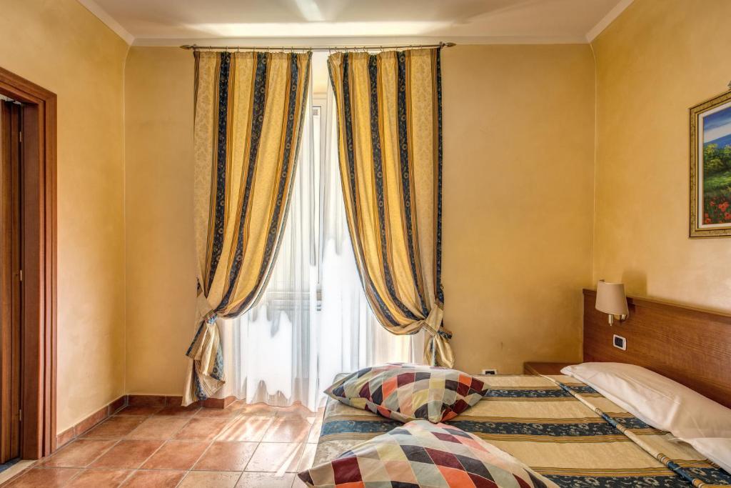 Posteľ alebo postele v izbe v ubytovaní Hotel Maryelen