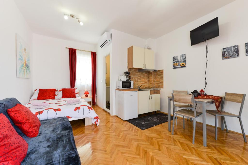 Kuchyňa alebo kuchynka v ubytovaní Studios Villa Romantica