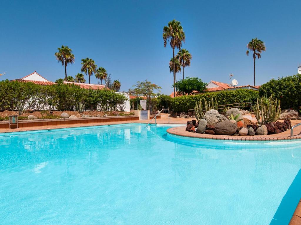 Bazén v ubytování Bungalow with terrace in Maspalomas DS50 nebo v jeho okolí