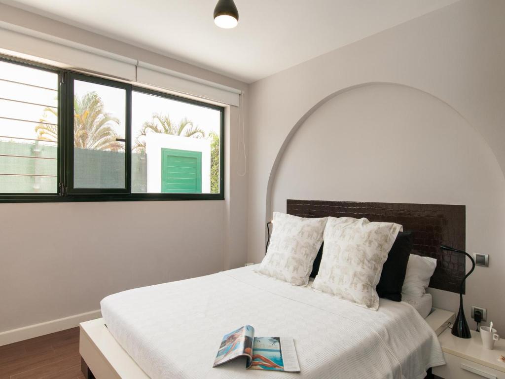 Postel nebo postele na pokoji v ubytování Bungalow with terrace in Maspalomas DS50